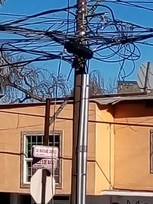 Derrumban nuevamente cables de electricidad en la Mariano Jim&eacute;nez