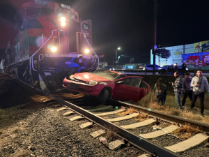 Automovilista se impacta vs tren en la tecnol&oacute;gico