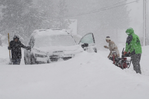 Registran fuertes nevadas 5 municipios serranos, cierran carreteras