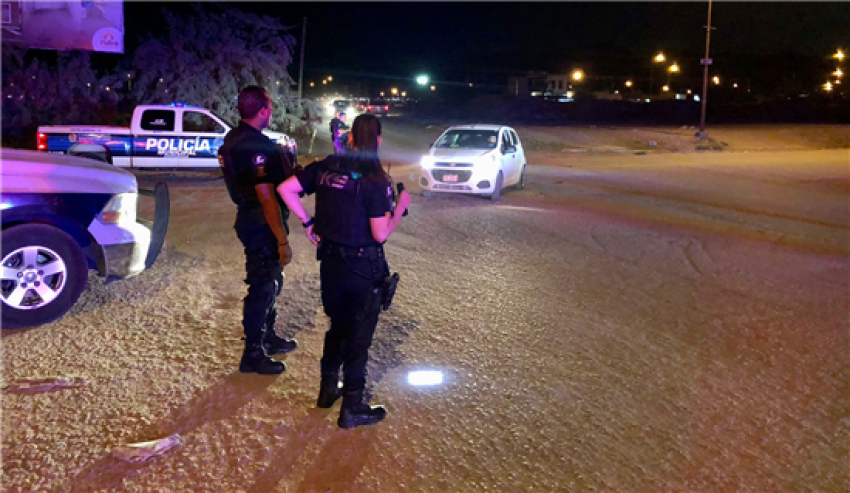 Desquiciada mujer intenta incendiar a jovencita
