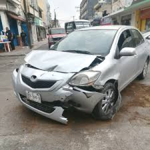 Aparatoso accidente deja una persona lesionada