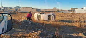 Vuelca autom&oacute;vil en las Quintas Carolinas