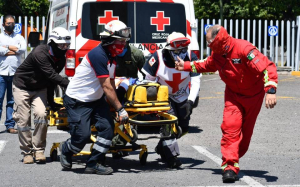 Veh&iacute;culo aplasta a hombre cuando lo reparaba