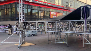 Instalan escenario para Festival Folcl&oacute;rico en Plaza de Armas