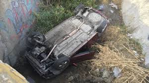 Se vuelca y cayo en arroyo