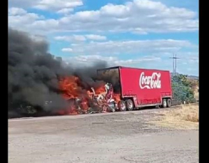 Delincuentes queman cami&oacute;n de Coca Cola