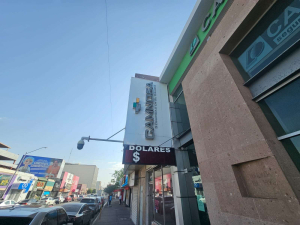 Cae precio del d&oacute;lar; cotiza en $17.40 a la venta