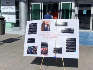 Dejan pancarta frente al Congreso contra asesor de Brenda R&iacute;os