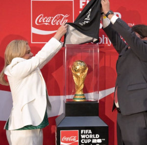 Maru Campos da la bienvenida al Trofeo de la Copa Mundial de la FIFA 2026