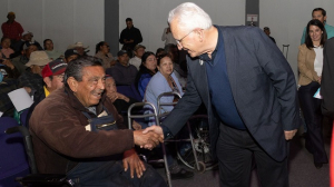 Entregan apoyos econ&oacute;micos a discapacitados y adultos mayores, en Cuauht&eacute;moc