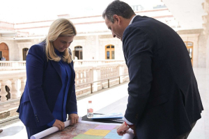 Analiza Gobernadora y empresarios proyecto de semaforizaci&oacute;n