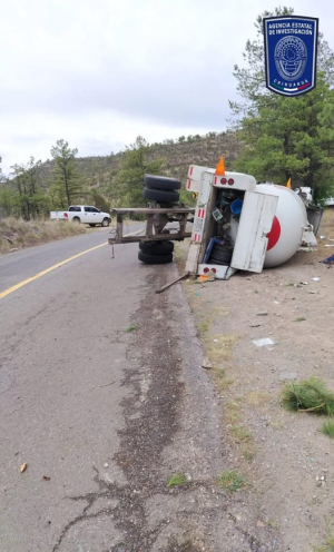 Mueren dos hombre al volcar pipa de gas en Tomochi