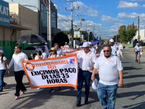 Desfilan m&aacute;s de 2 mil maestros de la Secci&oacute;n 42 en la capital