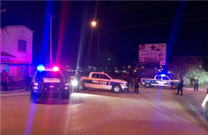 Apu&ntilde;alan a hombre en el centro de la ciudad