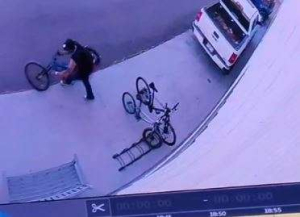 Graban a pillo rob&aacute;ndose una bicicleta