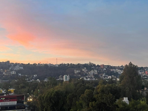 Prev&eacute;n dia caluroso con posibilidades de lluvia ligera